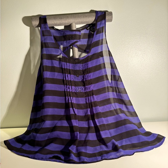 Torrid size 1, with pleats in the front and a keyhole back - Picture 1 of 4